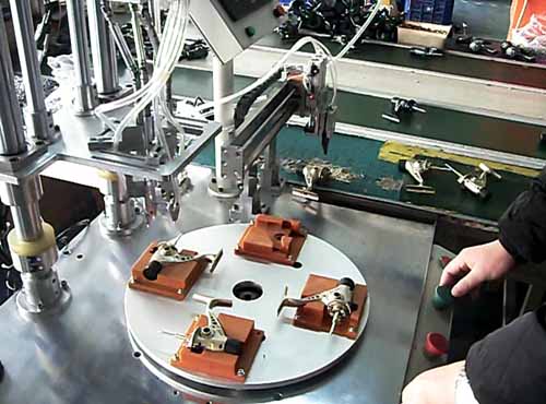 轉(zhuǎn)臺式自動擰螺絲機的應用案例